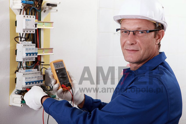 monter sprawdzający działanie instalacji automatyli przemysłowej